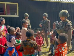 Dari Pos Kulirik ke Gereja Dondobaga, Personel Damai Cartenz Sapa Anak-Anak Sekolah Minggu