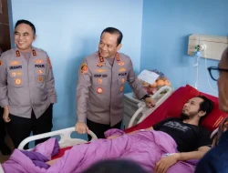 Menguatkan Anggota Yang Terluka, Kapolda Metro Jaya Kunjungi RS Polri