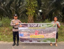 Polres Kuansing Pasang Poster dan Maklumat Larangan PETI, Warga Diajak Jaga Lingkungan