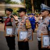 Kapolda Metro Jaya Berikan Penghargaan Kepada Tiga Anggota Yang Berdedikasi Bantu Masyarakat