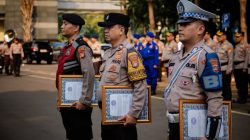 Kapolda Metro Jaya Berikan Penghargaan Kepada Tiga Anggota Yang Berdedikasi Bantu Masyarakat