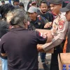 Polda Metro Jaya Bagikan Air Minum dan Roti kepada Peserta Aksi di Silang Selatan Monas