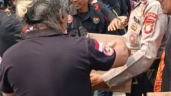 Polda Metro Jaya Bagikan Air Minum dan Roti kepada Peserta Aksi di Silang Selatan Monas