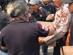 Polda Metro Jaya Bagikan Air Minum dan Roti kepada Peserta Aksi di Silang Selatan Monas