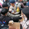 Pelayanan Humanis di DPR, Polisi Bagikan Konsumsi Kepada Massa Aksi