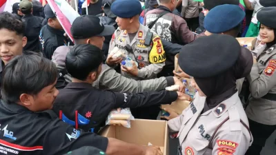 Pelayanan Humanis di DPR, Polisi Bagikan Konsumsi Kepada Massa Aksi