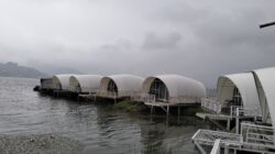 Glamp Siput Danau Atas, Cottage Apung Instagramable dengan View Kabut Pagi