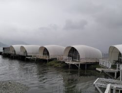 Glamp Siput Danau Atas, Cottage Apung Instagramable dengan View Kabut Pagi