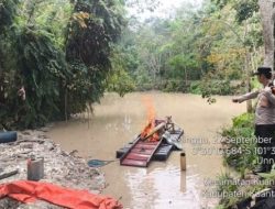 Respon Cepat Laporan 110, Polisi Bakar Rakit PETI di Komplek Pemda Kuansing