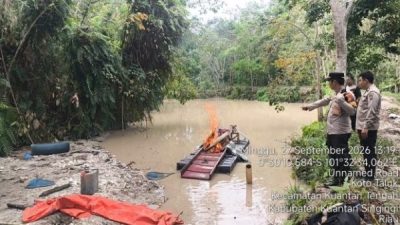 Respon Cepat Laporan 110, Polisi Bakar Rakit PETI di Komplek Pemda Kuansing