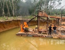 Dua Rakit PETI di Desa Pulau Deras Dimusnahkan Polsek Pangean
