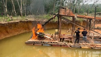 Dua Rakit PETI di Desa Pulau Deras Dimusnahkan Polsek Pangean
