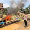 Delapan Rakit Stingkay di Sungai Kuantan Dibakar Polsek Benai