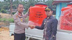 Musim Kemarau, Siswa Sespimmen Polri Bagikan Air Bersih dan Tanam Pohon di Inhu