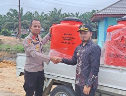 Musim Kemarau, Siswa Sespimmen Polri Bagikan Air Bersih dan Tanam Pohon di Inhu