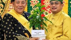 Kapolres Rohil Serahkan Bibit Pohon ke Ketua MKA LAM yang Baru Dikukuhkan