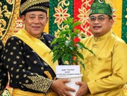 Kapolres Rohil Serahkan Bibit Pohon ke Ketua MKA LAM yang Baru Dikukuhkan