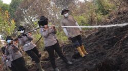 10 Jam Berjuang di Lahan Gambut, Srikandi Polres Kampar Tundukkan Api di Rimbo Panjang