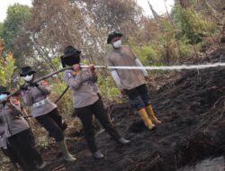 10 Jam Berjuang di Lahan Gambut, Srikandi Polres Kampar Tundukkan Api di Rimbo Panjang
