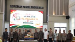 HUT Kejaksaan ke-81, Kapolres Rohil Datangi Kantor Kajari Bawa Kejutan
