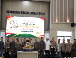 HUT Kejaksaan ke-81, Kapolres Rohil Datangi Kantor Kajari Bawa Kejutan