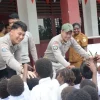 Satgas Damai Cartenz Bagikan Tas dan Alat Tulis untuk Masa Depan Papua