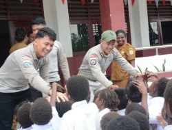 Satgas Damai Cartenz Bagikan Tas dan Alat Tulis untuk Masa Depan Papua