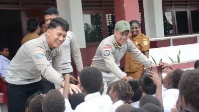Satgas Damai Cartenz Bagikan Tas dan Alat Tulis untuk Masa Depan Papua