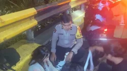 Laporan 110, Polisi Evakuasi Dua Korban Kecelakaan Tunggal di Flyover Senayan