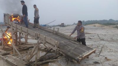 Dua Rakit PETI di Desa Pantai Dimusnahkan Polsek Kuantan Mudik