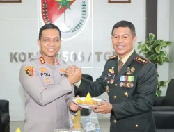 Momen Hangat HUT TNI ke-81, Polres Metro Tangerang Kota Bawa Tumpeng dan Kue ke Kodim 0506