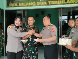 Kapolsek Megamendung dan Jajarannya Berikan Kejutan Ke Posmil 0621 Kecamatan Mega Mendung Di Hut Tni Ke-81