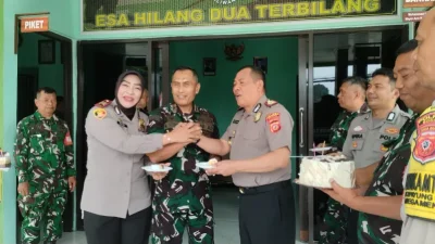 Kapolsek Megamendung dan Jajarannya Berikan Kejutan Ke Posmil 0621 Kecamatan Mega Mendung Di Hut Tni Ke-81