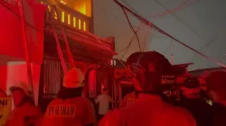 Brimob Metro Jaya Bantu Padamkan Kebakaran di Kramat Pulo Senen