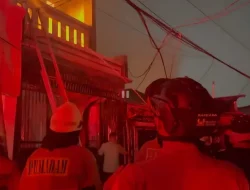 Brimob Metro Jaya Bantu Padamkan Kebakaran di Kramat Pulo Senen