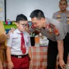 Sambangi SDN Gunung 01, Kapolda Metro Jaya Ajak Siswa Biasakan Tertib dan Saling Peduli