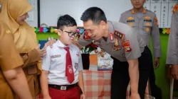Sambangi SDN Gunung 01, Kapolda Metro Jaya Ajak Siswa Biasakan Tertib dan Saling Peduli