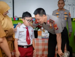 Sambangi SDN Gunung 01, Kapolda Metro Jaya Ajak Siswa Biasakan Tertib dan Saling Peduli