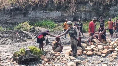 Pererat Kedekatan Dengan Warga, Satgas Damai Cartenz Gelar Patroli Humanis Di Kampung Wandoga