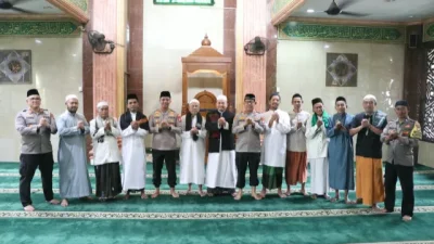 Salat Jumat Bareng Warga, Wakapolres Tangerang Kota Ajak Jaga Keamanan Lingkungan