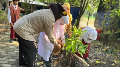 Tak Sekadar Jaga Keamanan, Polri Ajak Pelajar Peduli Pendidikan dan Lingkungan