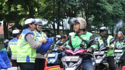 Sabtu Bahagia Bersama Ojol, Kapolda Metro Jaya Sapa Pengemudi dan Ajak Peduli Kesehatan