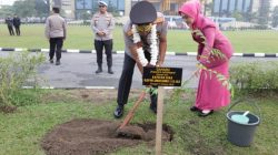 Hari Pertama Bertugas, Kapolda Riau Irjen Arman Achdiat Disambut Tarian Melayu dan Tanam Pohon