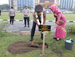 Hari Pertama Bertugas, Kapolda Riau Irjen Arman Achdiat Disambut Tarian Melayu dan Tanam Pohon