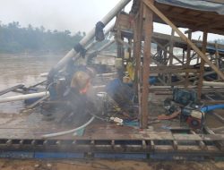 Lima Rakit PETI Ketahuan Beroperasi, Polsek Cerenti Bakar 3 Rakit, 2 Kabur ke Hilir