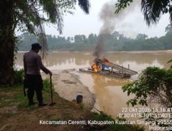 Aduan 110 Ditindaklanjuti, Polsek Cerenti Musnahkan Rakit PETI di Kuantan