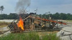 Polres Kuansing Bakar 3 Rakit PETI di Setiang
