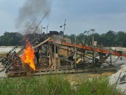 Polres Kuansing Bakar 3 Rakit PETI di Setiang