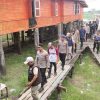 Kapolres Pelalawan Arungi Sungai Kampar, Pastikan Tak Ada Warga Tertinggal Bansos
