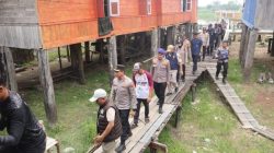 Kapolres Pelalawan Arungi Sungai Kampar, Pastikan Tak Ada Warga Tertinggal Bansos